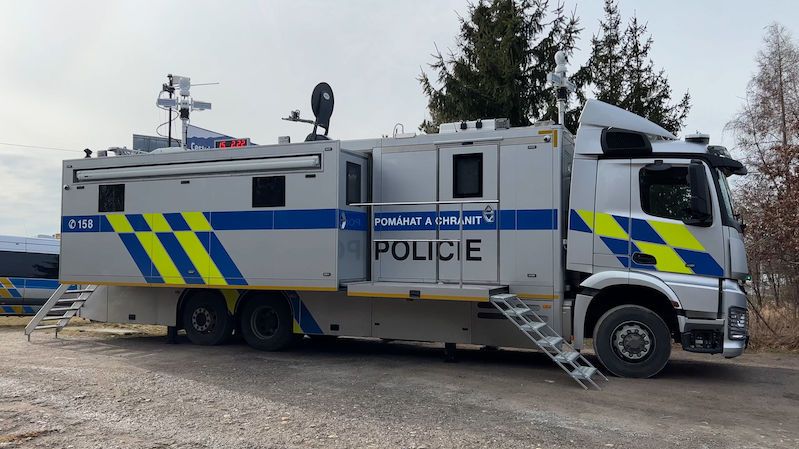 V pátrání po pohřešované ženě pomáhal v Praze poprvé policejní kamion